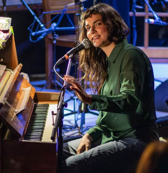 Clara Presta presenta “Folclorito” en una escucha a ciegas