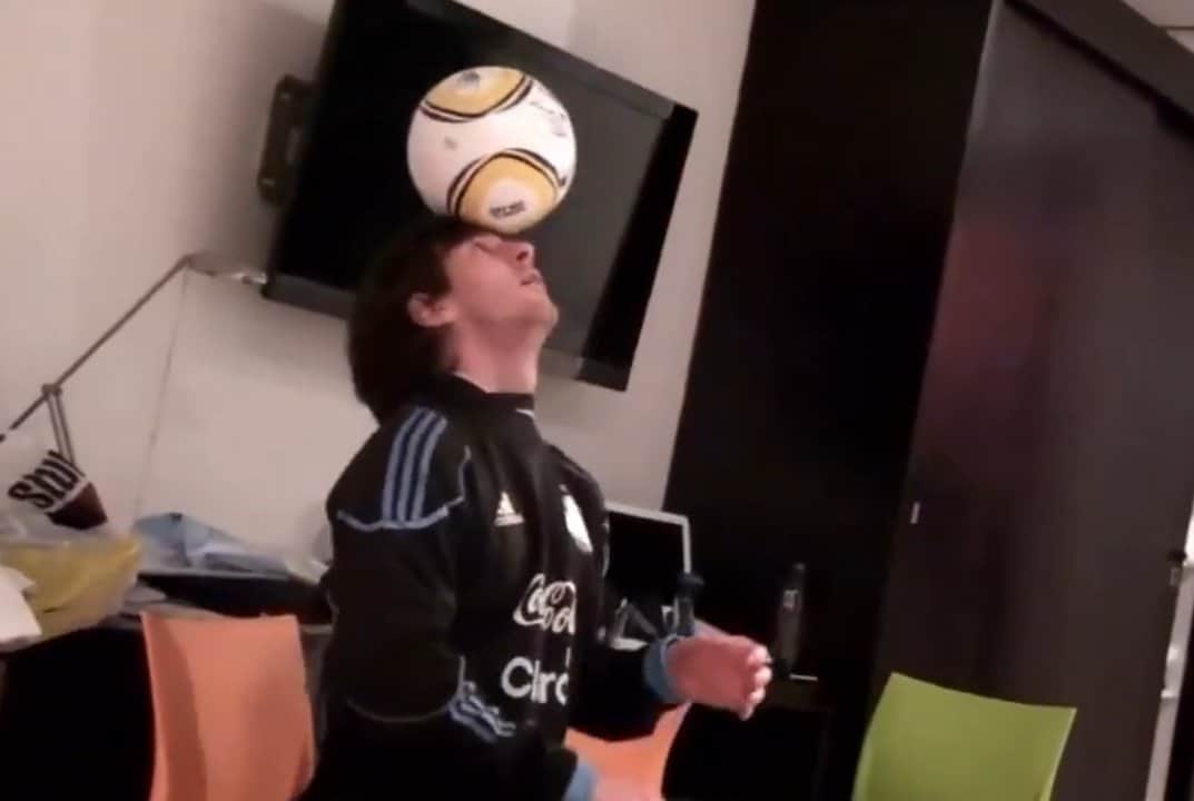 Messi sentado, en medias y haciendo magia: el increíble video inédito del Mundial 2010