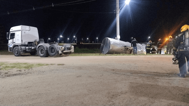 Policiales: volcó un camión con productos químicos en Río Tercero y montaron un operativo de seguridad