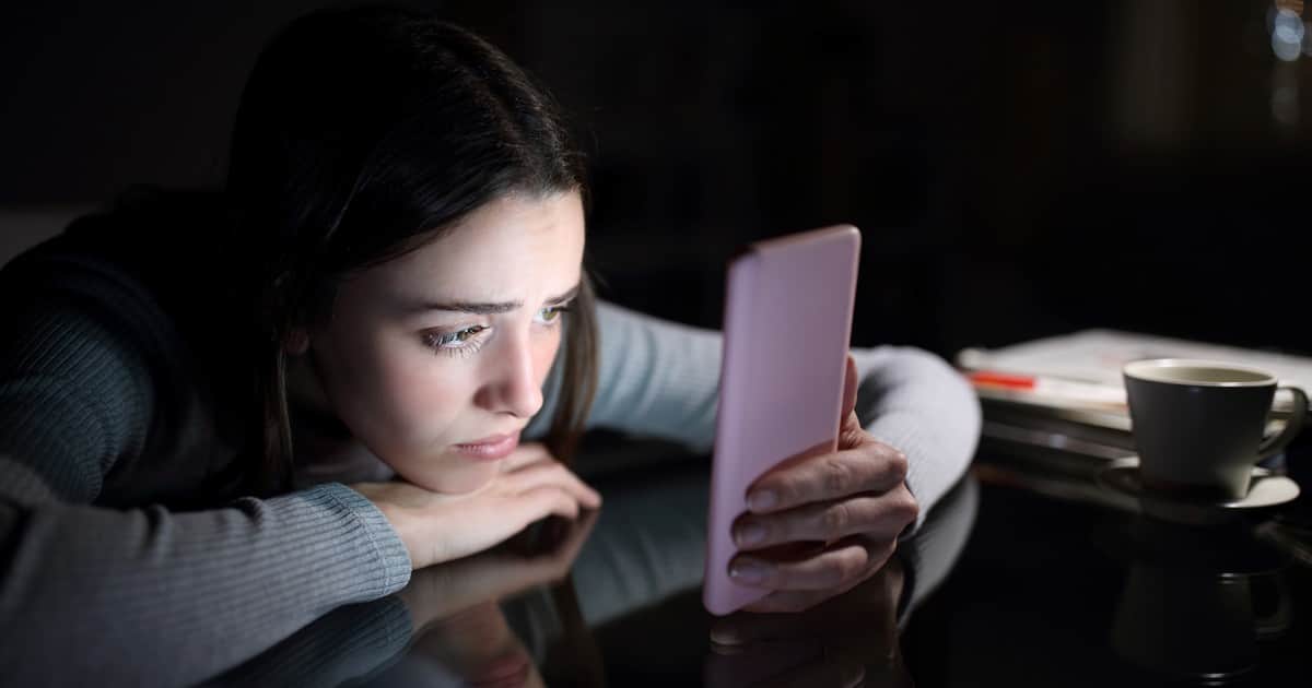 Los alumnos secundarios de la Ciudad pasan más de 6 horas por día con el celular y el 40% tiene signos de depresión