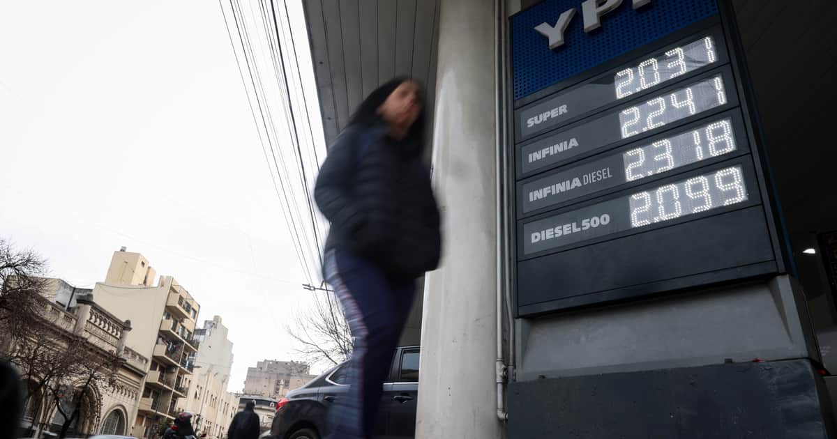 El Gobierno volvió a postergar la suba de impuestos a los combustibles para contener los precios