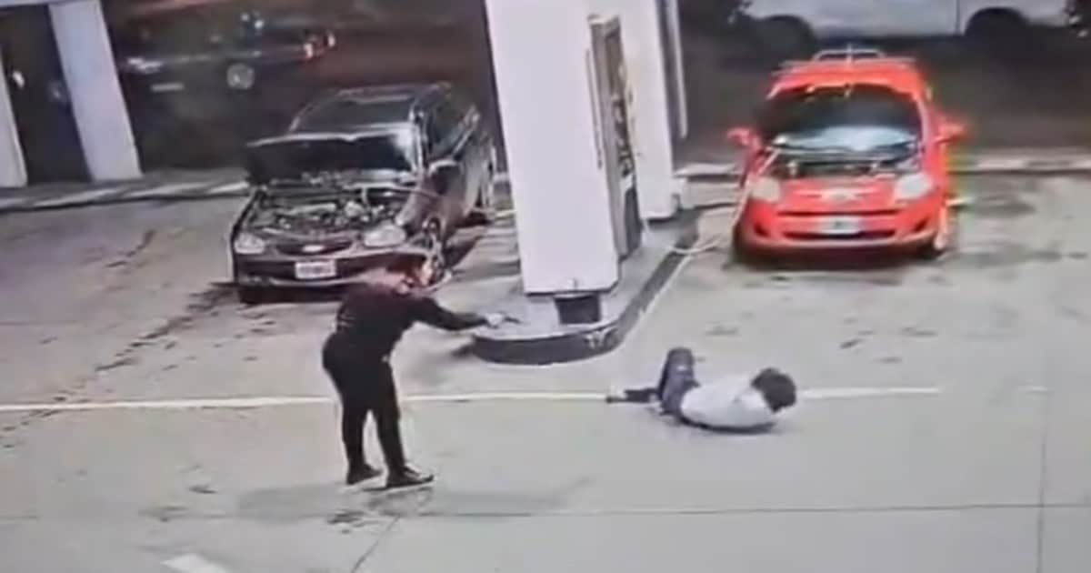 Video: una policía baleó a dos motochorros en un intento de robo en una estación de servicio en La Matanza