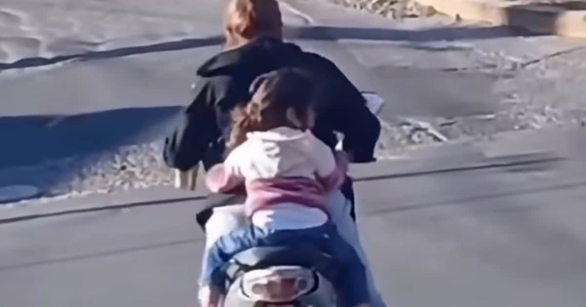 En moto, cerveza en mano y con una nena sin casco: el video de una conductora que causó indignación en Catamarca