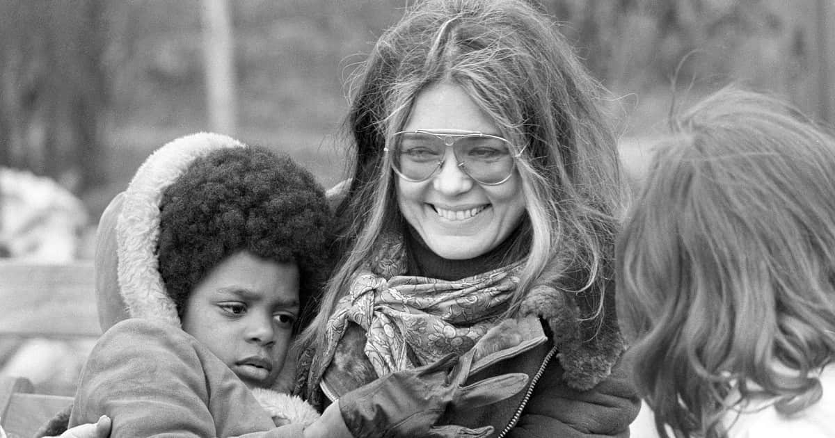 De infiltrarse en Playboy a fundar la revista Ms.: la extraordinaria vida de Gloria Steinem