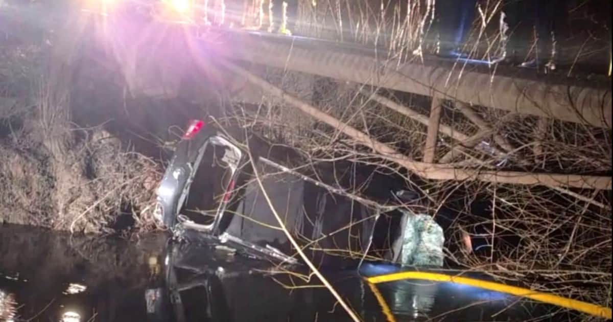 Río Negro: buscan a un nene de 4 años que quedó atrapado en un auto que cayó a un canal de riego y fue arrastrado por la corriente