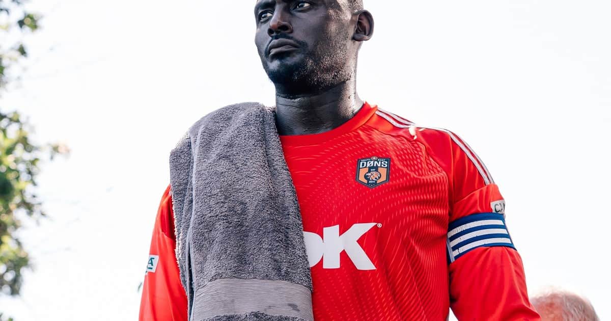 La increíble historia de George Kamurasi, el arquero de un humilde equipo inglés que puede convertirse en rey de Uganda