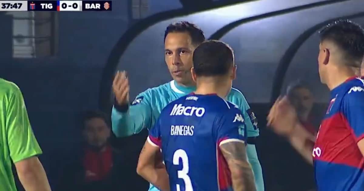 Inesperado: el VAR llamó para darle un penal a Barracas y el referí dijo no