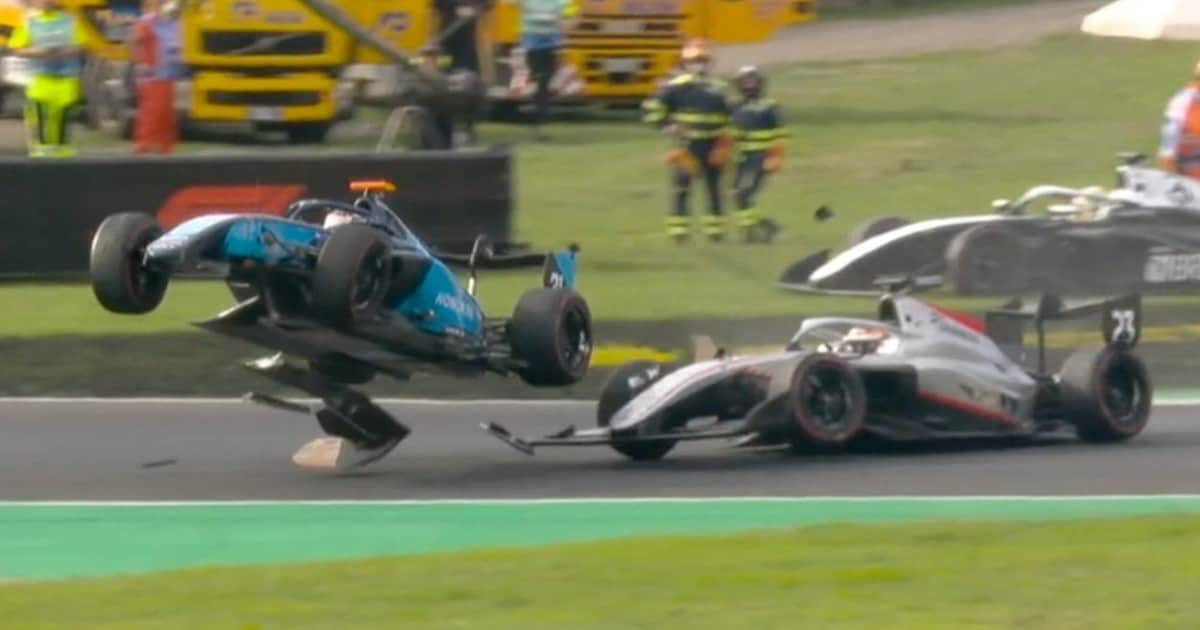 Palazo en Monza: un auto salió volando en la carrera Sprint de la Fórmula 3