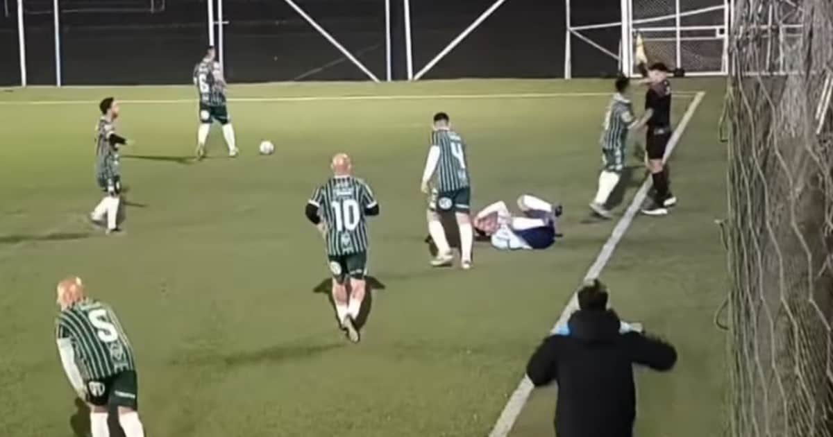 Video: brutal agresión a un línea en el fútbol senior y partido suspendido